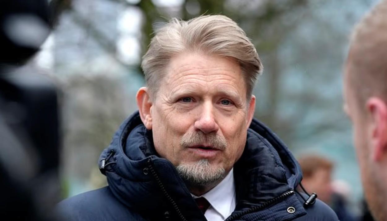 球的前锋, 米奈和霍伊