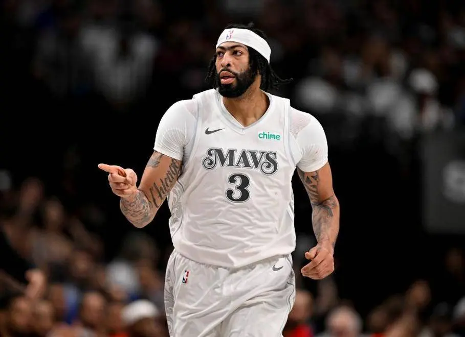 只要不出现, 舞台